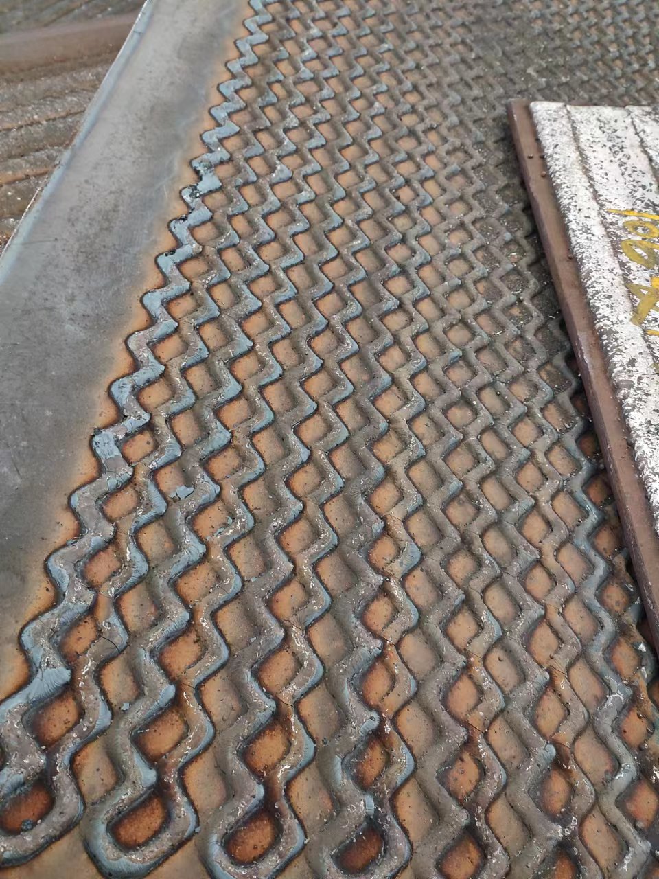 福建堆焊耐磨板花板8+6