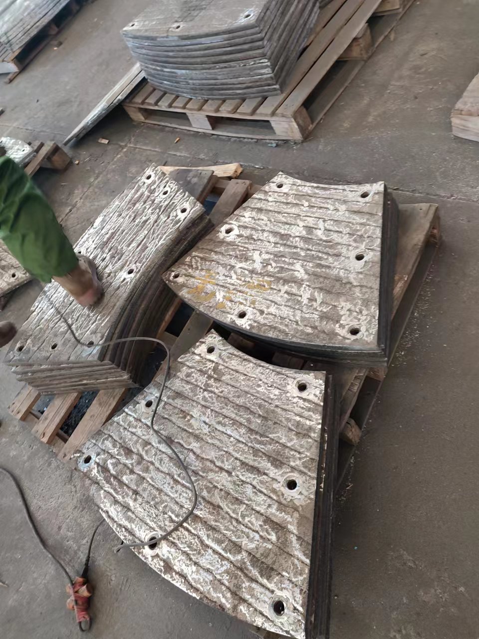 福建高铬合金耐磨板，堆焊耐磨板